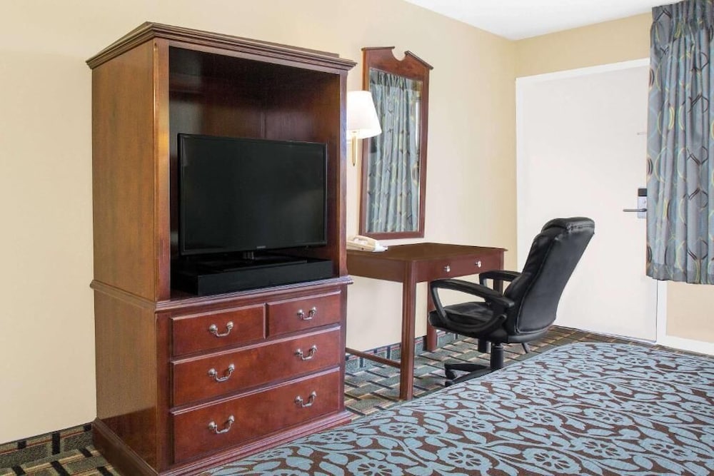 Basic Double Room, 2 Double Beds, Accessible, Non Smoking photo 3