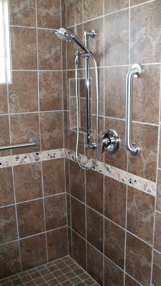 Standard Cottage, Ensuite (The Corn Crib) photo 2