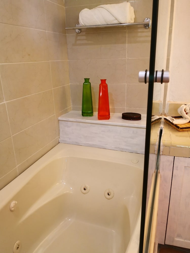 Premium Suite, 1 King Bed, Hill View photo 2