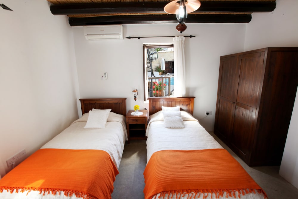 House, 2 Bedrooms photo 3