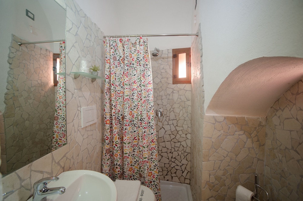 Classic Triple Room, Multiple Beds (Camelia) photo 3