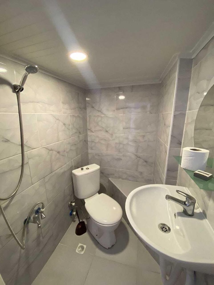 Basic Quadruple Room photo 2