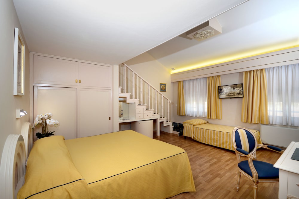 Standard Triple Room, 1 Bedroom (Triple Room on 2 Levels, Small window) photo 1