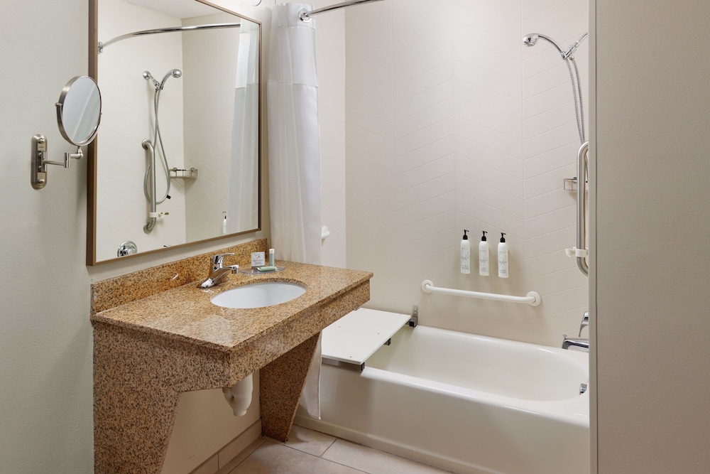 Room, 2 Queen Beds (Mobility Accessible, Tub) - Photo 2