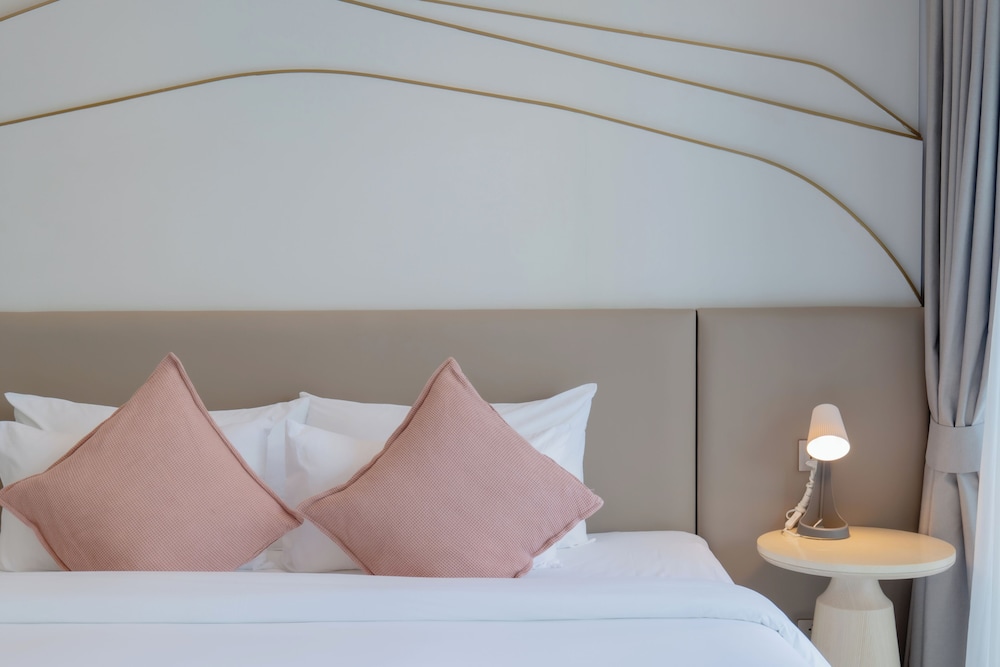 Grand Room, 1 King Bed, Pool Access (Deluxe) - Photo 3