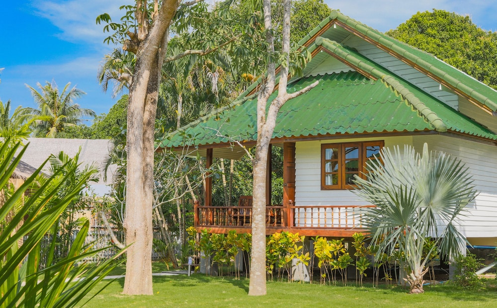 Comfort Villa, 1 King Bed with Sofa bed, Partial Ocean View, Garden Area