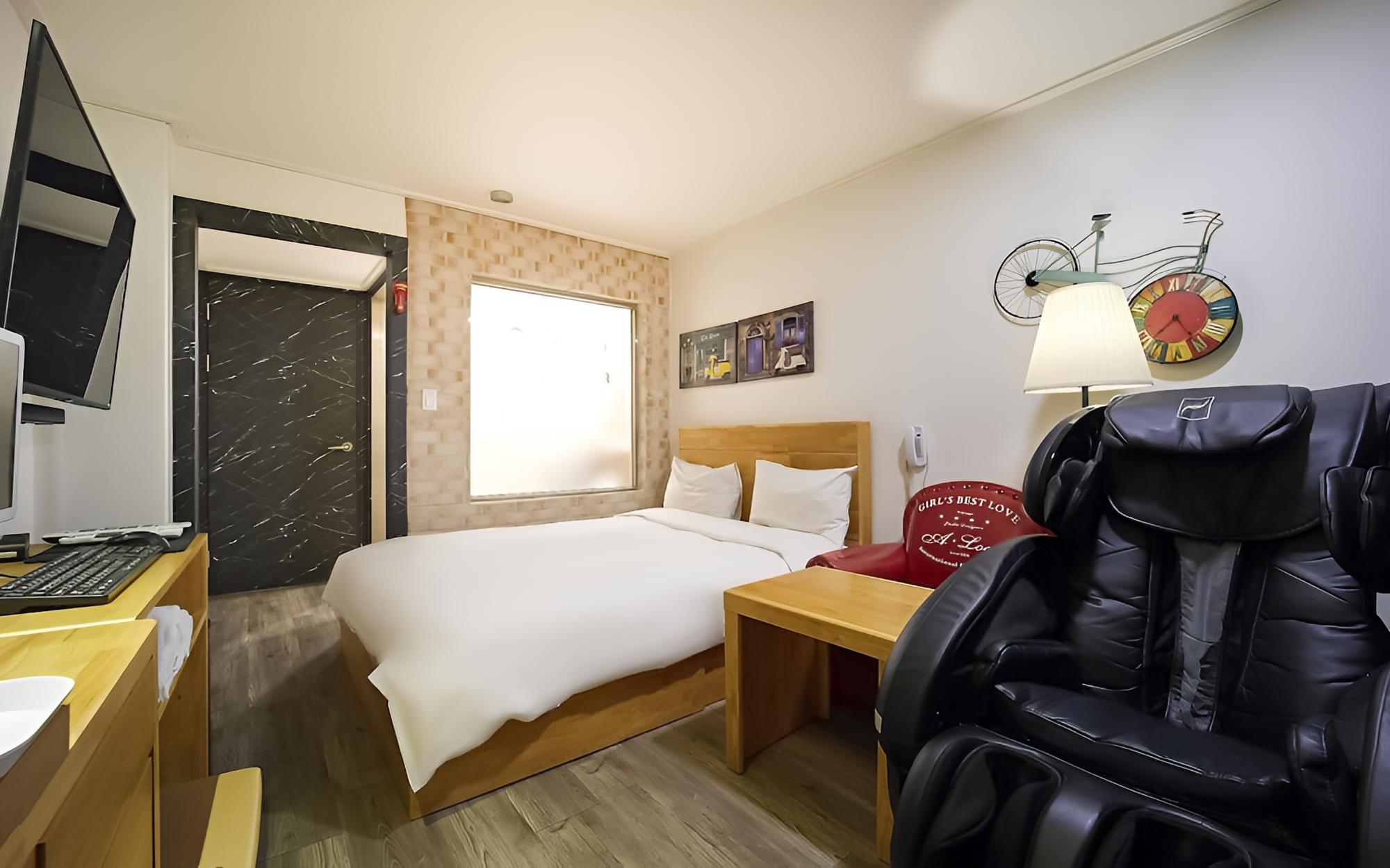 Room (Massage Chair Room (Bathtub Netflix A) - Photo 10