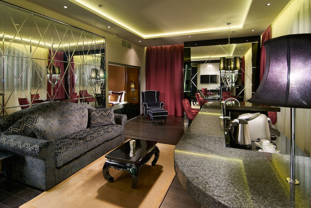 Luxury Suite, 1 Bedroom, Hot Tub - Photo 1