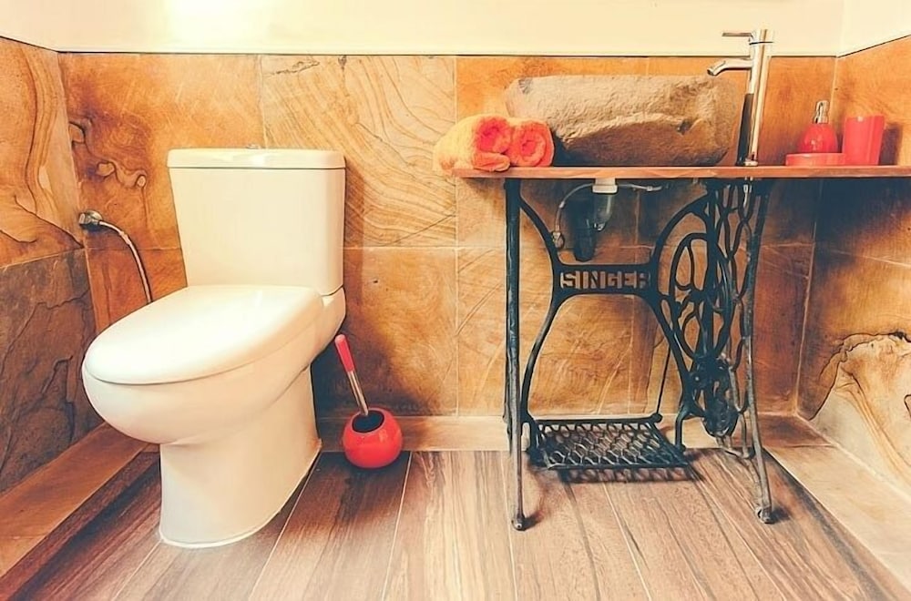 House (Orange) photo 3