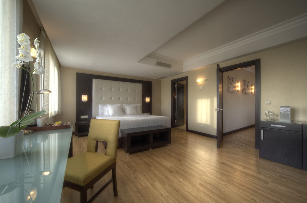 Available room thumbnail 6