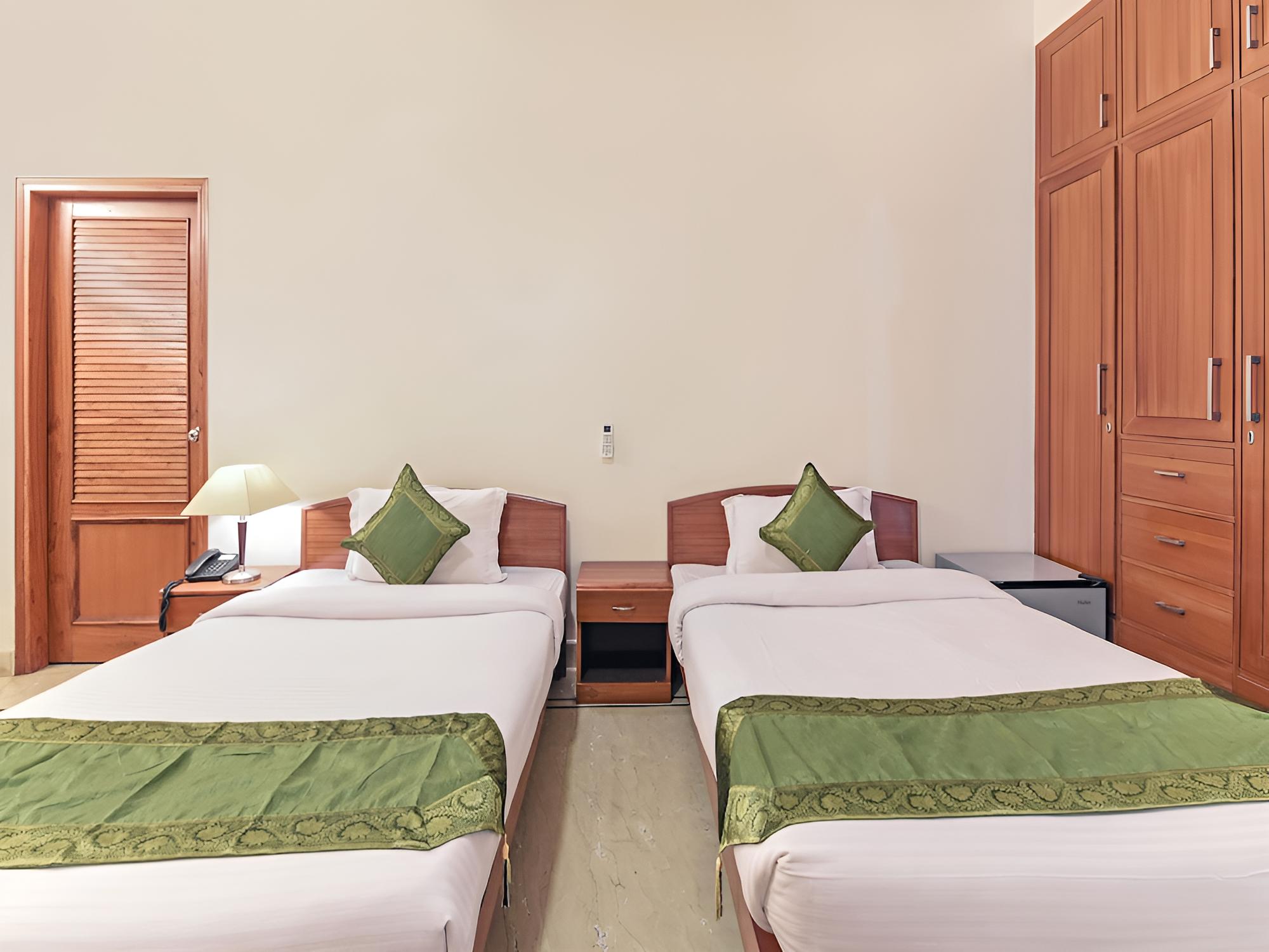 Deluxe Room, Multiple Beds, Smoking photo 3