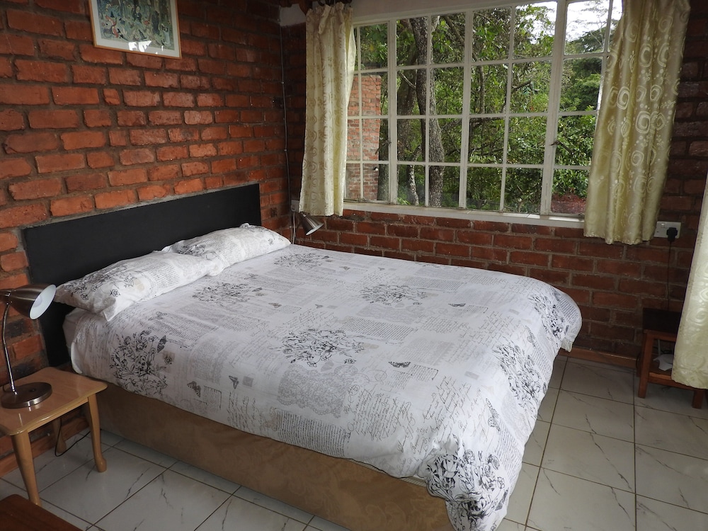Basic Cottage, Lake View, Lakeside (Chikamba) photo 2