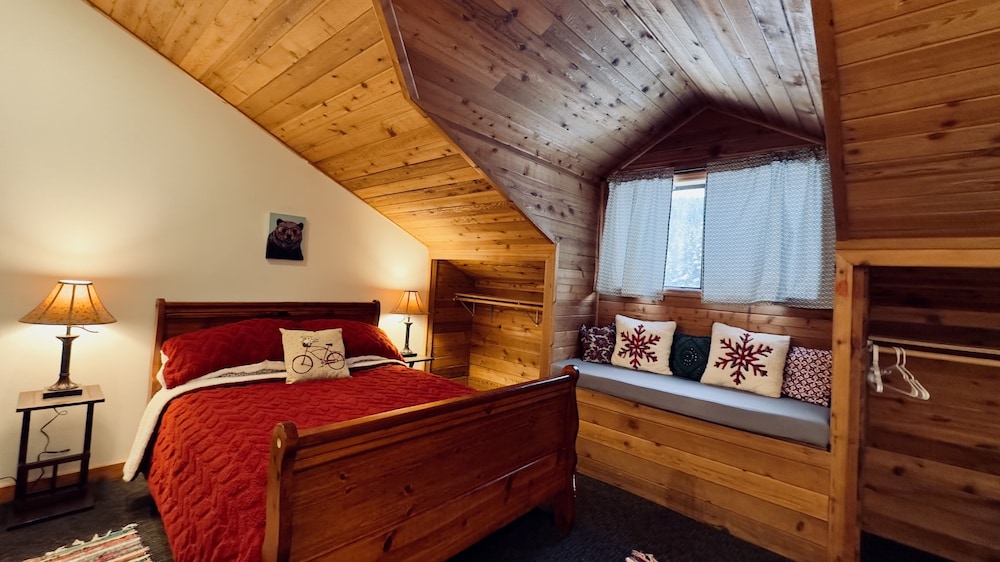 Deluxe Room, 1 Queen Bed, Non Smoking, Private Bathroom