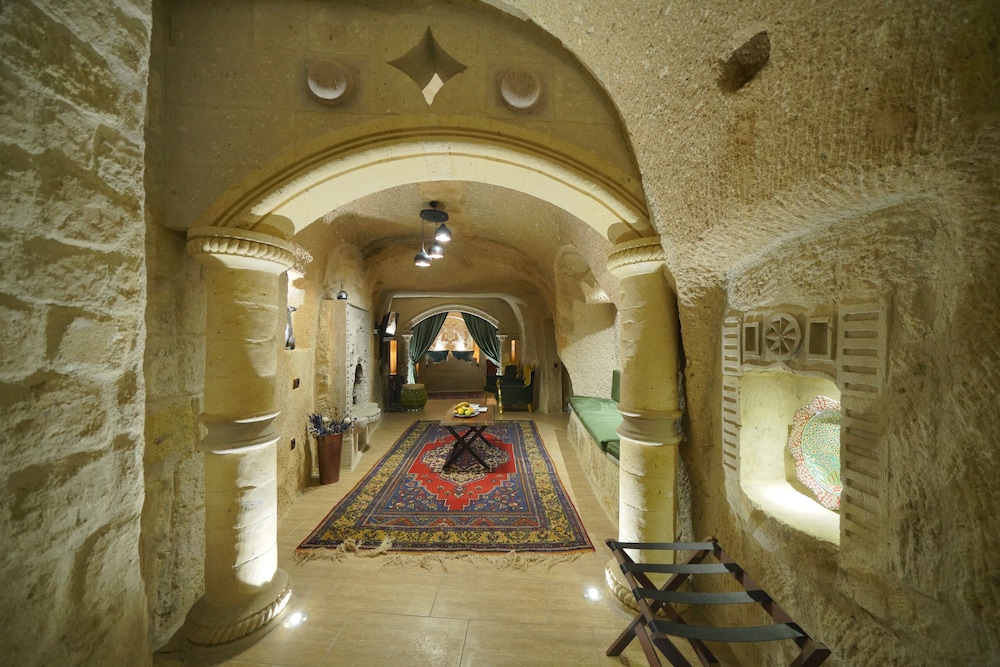 Queen Cave Suite photo 3
