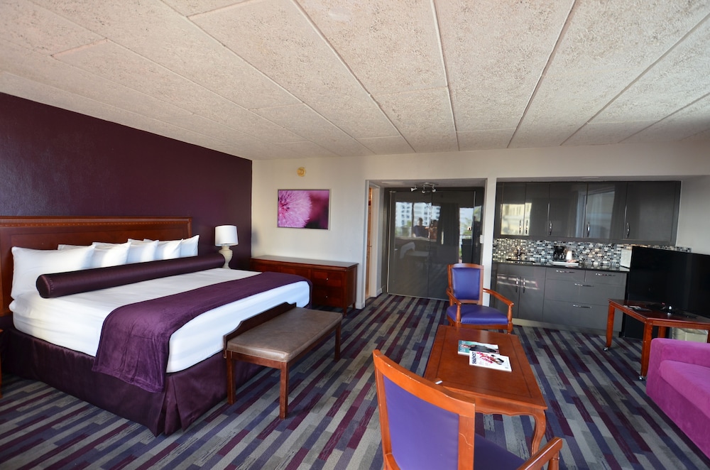 Suite, 1 King Bed - Photo 3