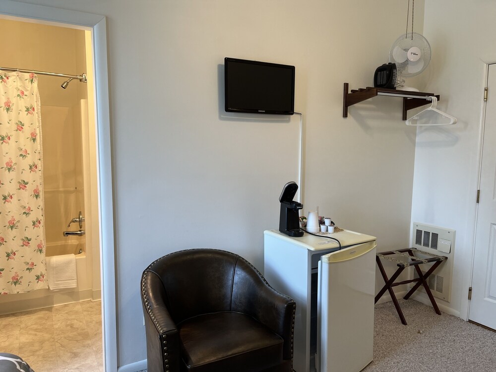 Standard Room, 2 Twin Beds, Non Smoking, Private Bathroom (Upstairs with 2 Twin Beds (Rm 202) photo 3