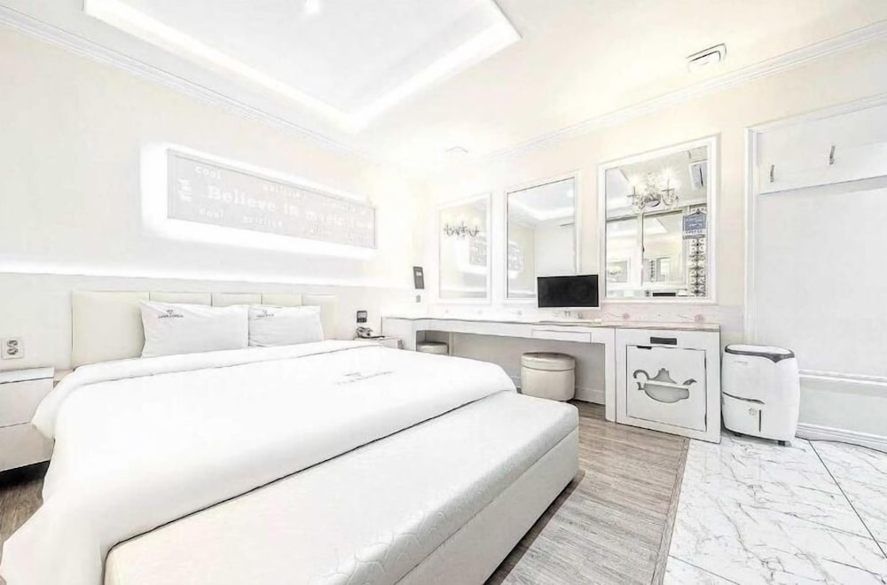 Standard Room, 1 King Bed, Non Smoking, Jetted Tub - Photo 12