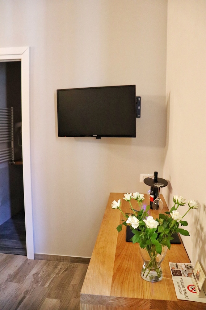 Standard Double Room - Photo 11
