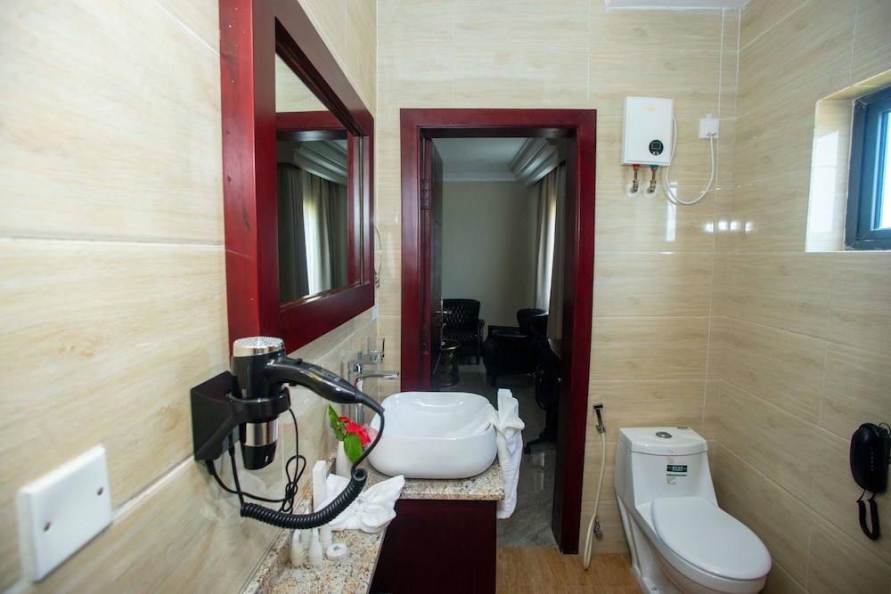 Superior Suite - Photo 7