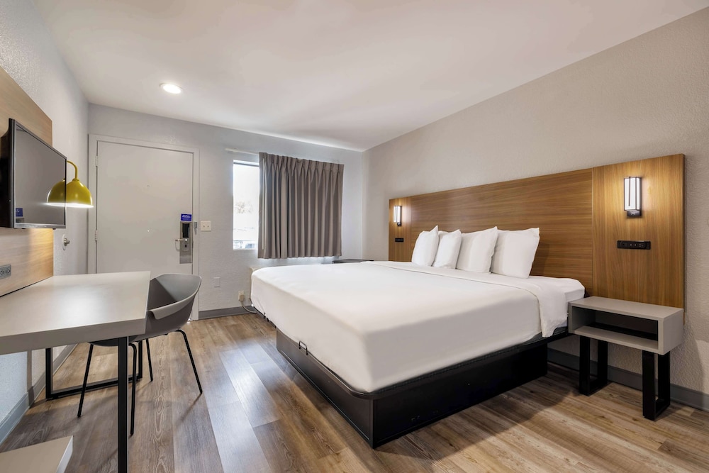 Standard Room, 1 King Bed, Non Smoking photo 1