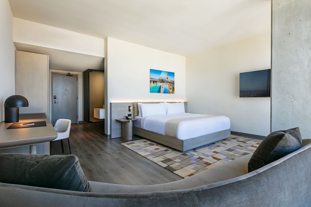 Studio Suite, 1 King Bed (Hearing Accessible) thumbnail 6