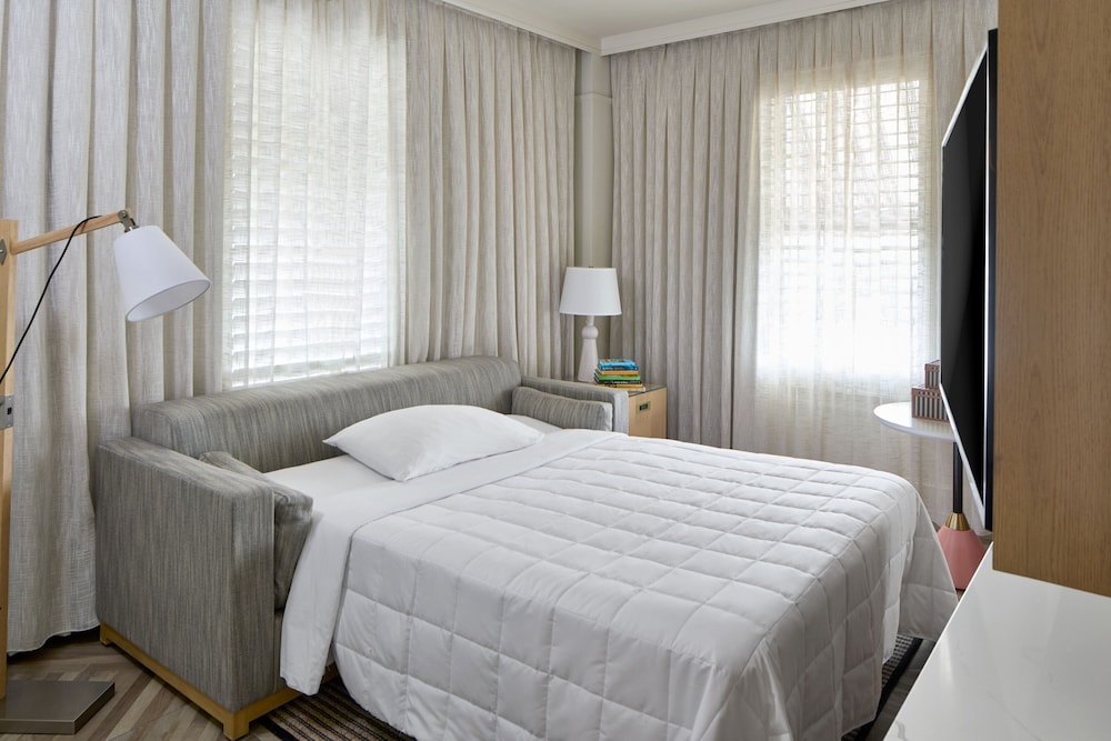 Suite, 1 Bedroom - Photo 9