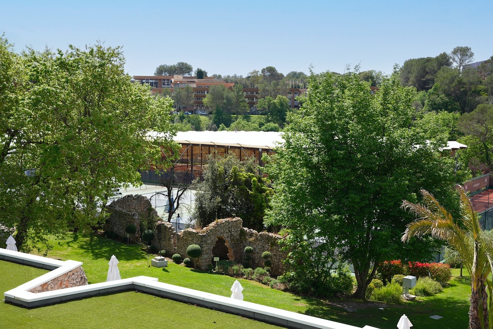 Double or Twin Superior Renovated Room, Pool or Tennis view - Photo 2