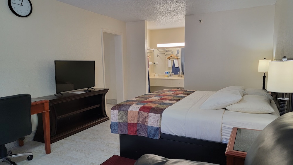 Basic Room, Multiple Beds, Non Smoking photo 2