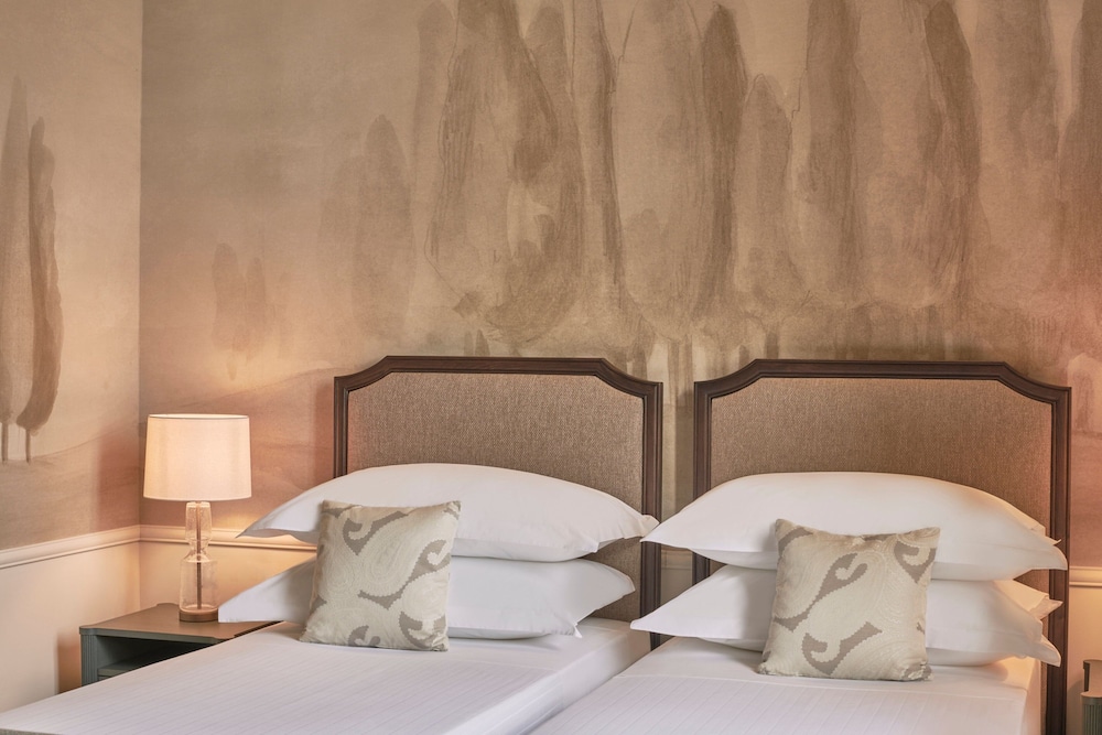 Classic Room, 2 Twin Beds, Garden View (Balcony) thumbnail 6