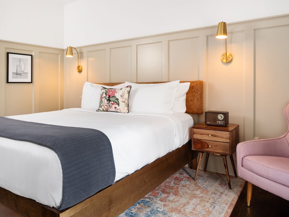 Superior Room, 1 King Bed photo 1