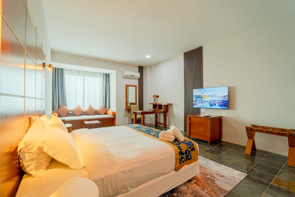 Deluxe King Room - Photo 8