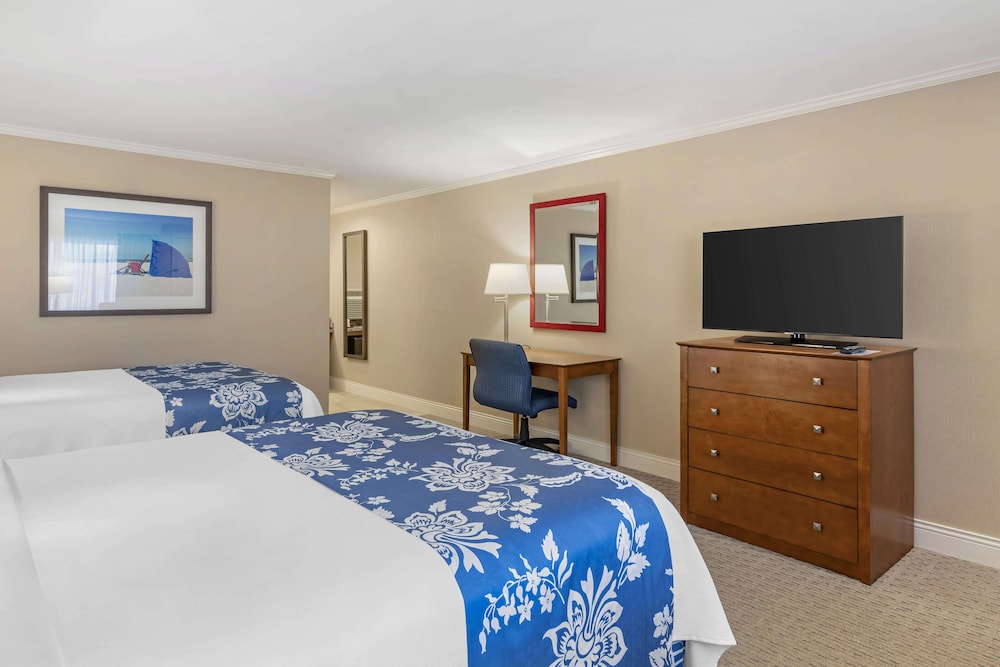 Deluxe Room 2 Queens Accessible Perkins Building photo 1