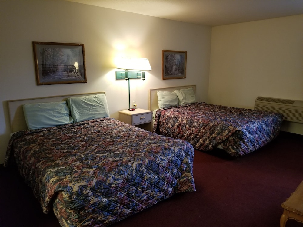 Standard Room, 2 Queen Beds, Non Smoking - Photo 8