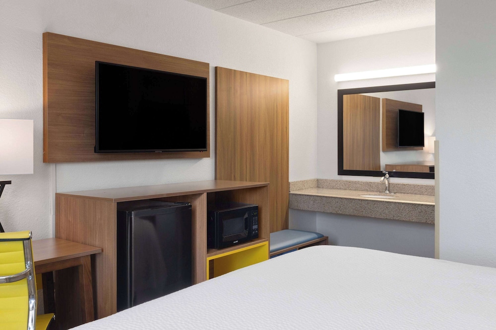 Room, 1 King Bed, Non Smoking (Efficiency) - Photo 3