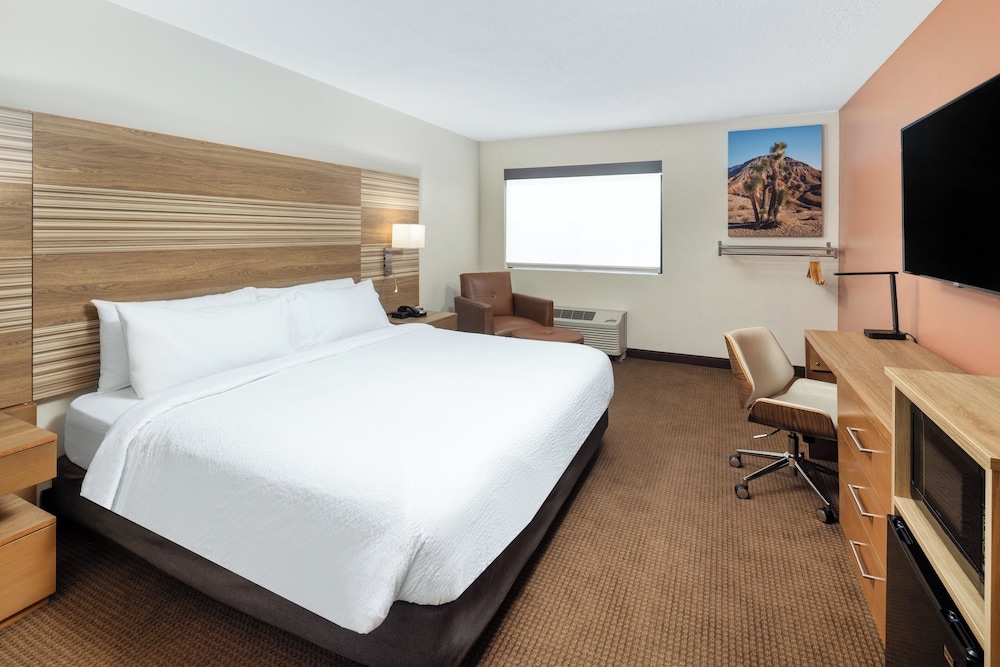 Standard Room, 1 King Bed, Transfer Shower, Non Smoking (Communications, Mobility Access) photo 3