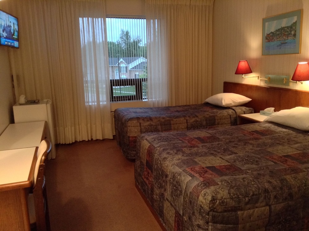 Premium Room (1 Queen & 1 Single Bed) photo 2
