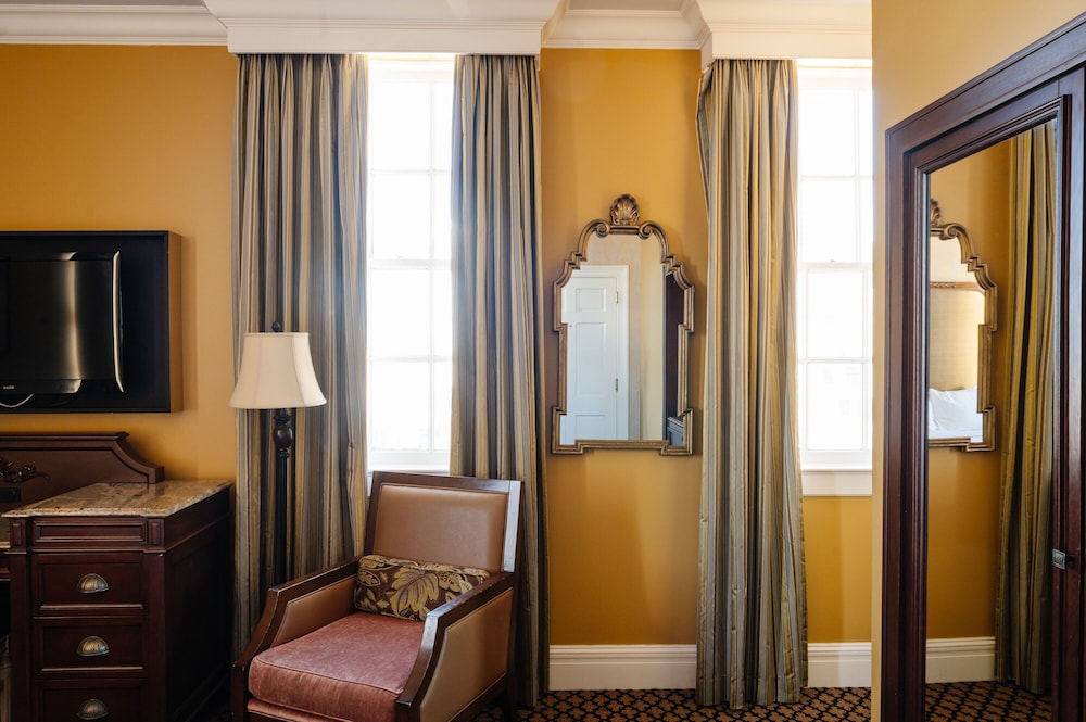King Room (24/7 Front Desk) - Photo 7
