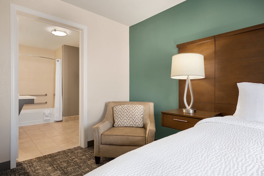 Suite, 2 Bedroom, Accessible, Kitchen, 1 King 1 Queen (Mobil, Tub) photo 1