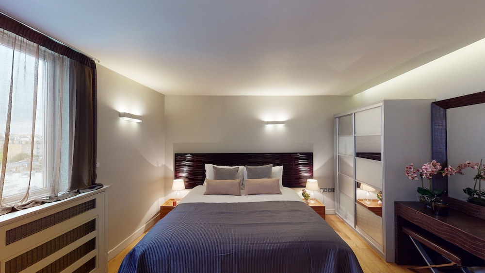 Large Open Plan One Bedroom photo 2