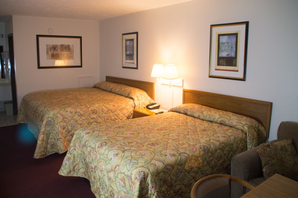 Deluxe Room (1 King & 1 Queen or 2 Queen Beds)