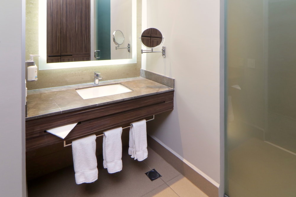 Standard Room, 1 King Bed, Balcony (Ballpark)