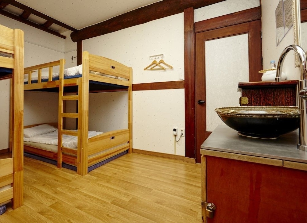 Shared Dormitory, Women only (Traditional 'Hanok', 4people, HONG) photo 3