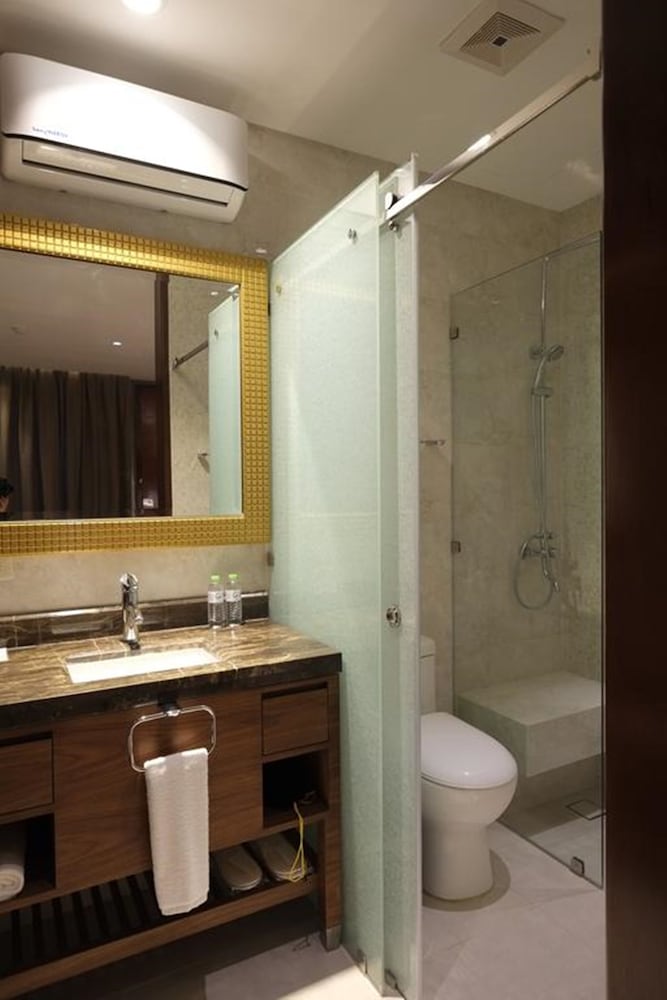Deluxe King Room - Photo 7