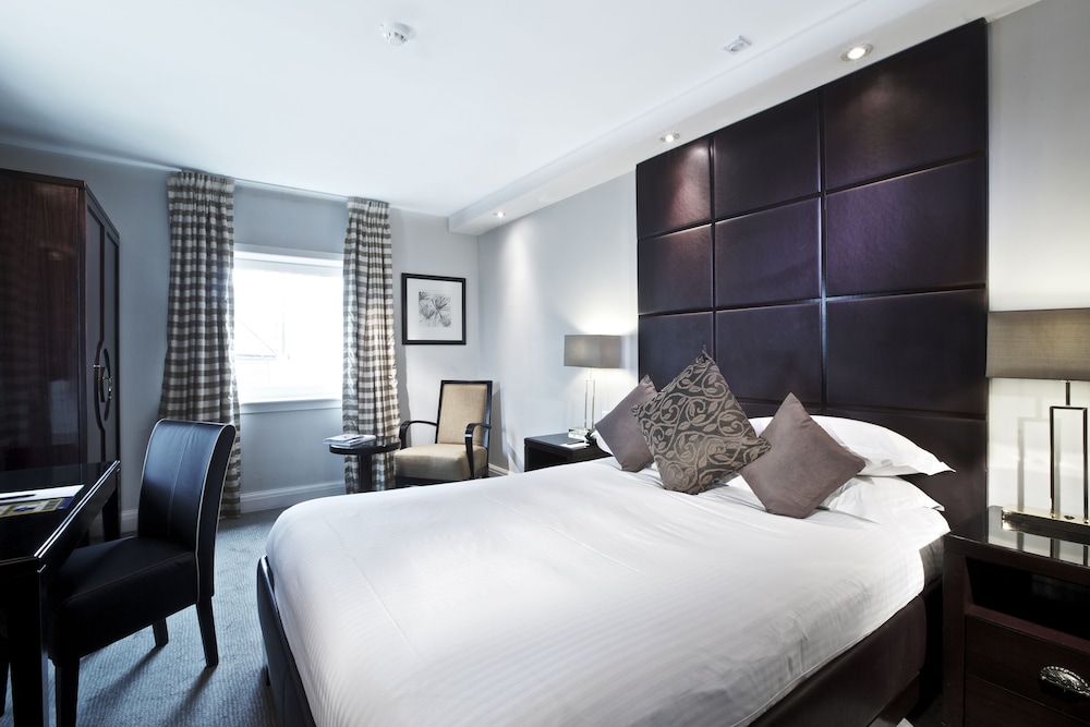 Superior Double Room thumbnail 6