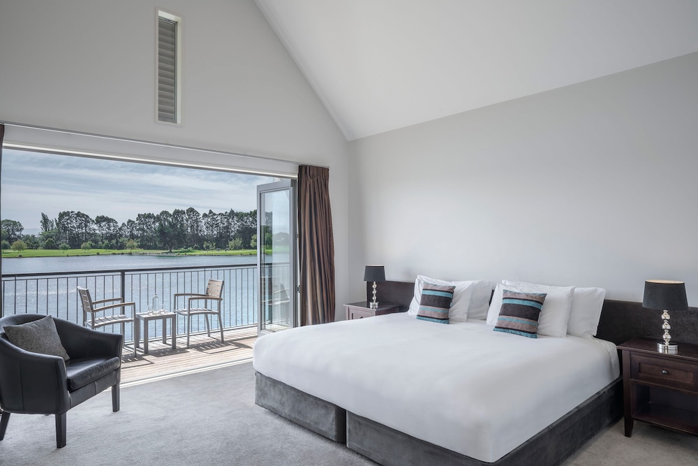 Room (Lakeview) - Photo 1