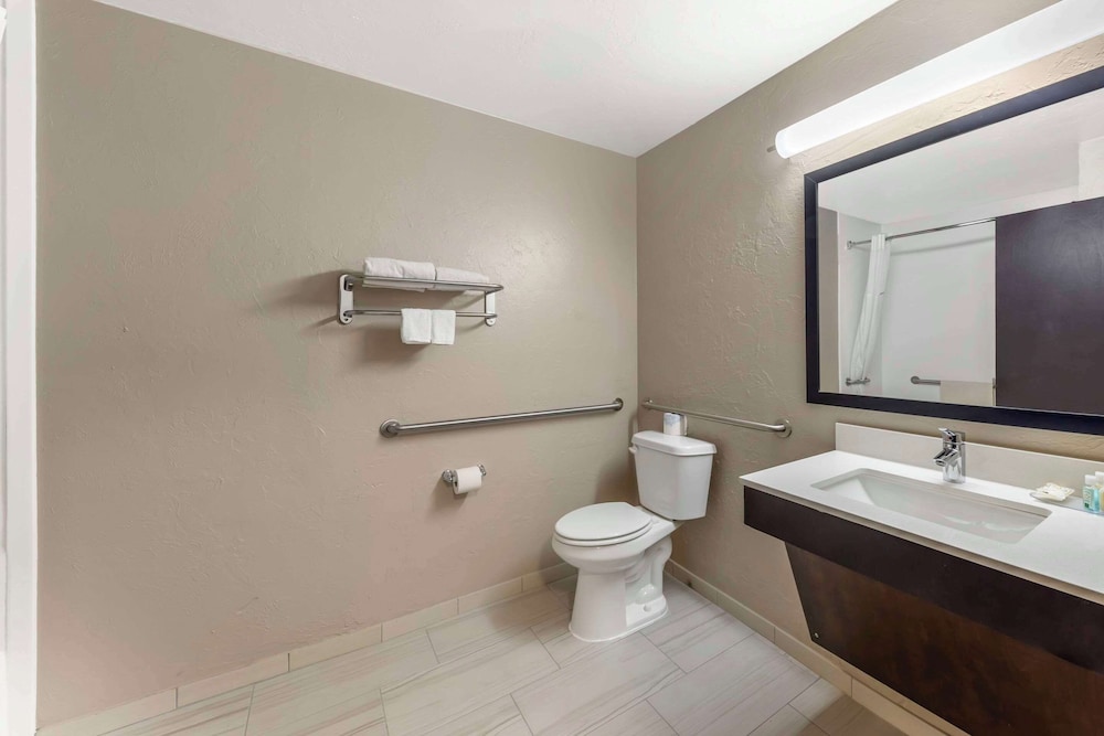 Room, 1 King Bed, Accessible, Non Smoking (Accessible Tub) - Photo 2