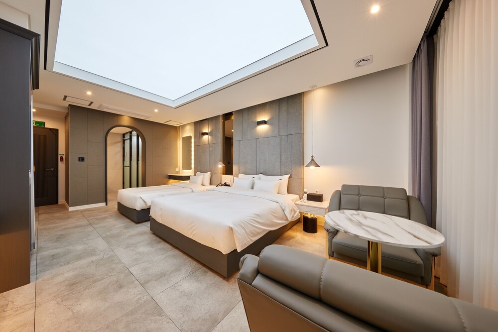 Premium Twin Room - Photo 4