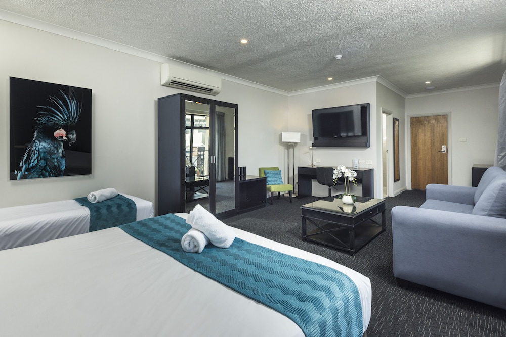 Deluxe Studio Suite, Multiple Beds thumbnail 6