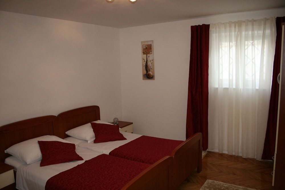 Studio, Multiple Beds (3)