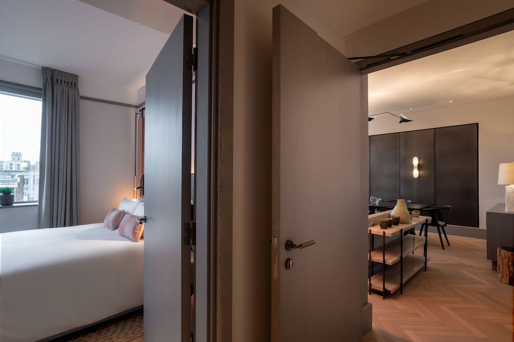 One Bedroom Suite, 1 king bed photo 3